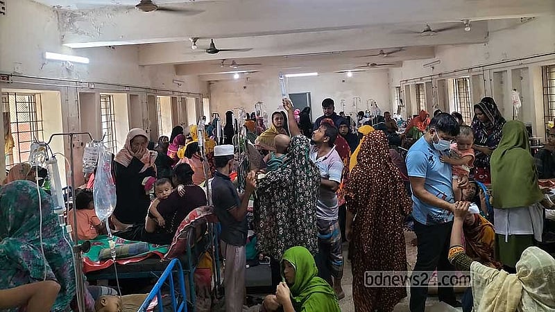 লক্ষ্মীপুর ১০০ শয্যা সদর হাসপাতালের ডায়রিয়া ওয়ার্ডে রোগীদের ভিড়। 