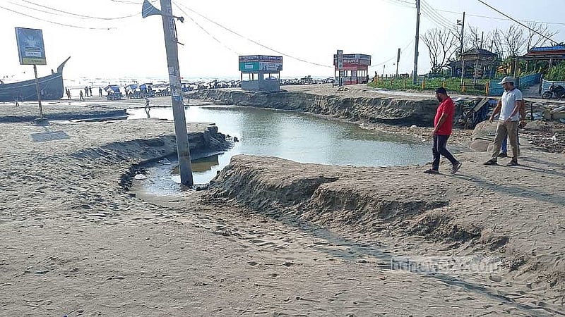 কক্সবাজারের কলাতলী পয়েন্টে ভাঙনের চিত্র। 