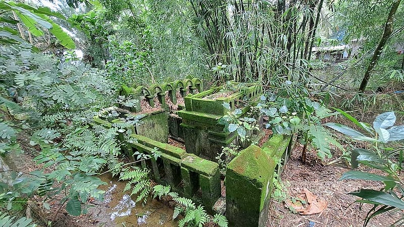 এক সময়ের রাখাইন ভূস্বামী অং সাহ্লর সমাধি এটি, তাকে ডাকাতরা হত্যা করে। তার পরিবারের সদস্যরা প্রাণ হারান ১৯৬৫ সালের বন্যায়। ঠাকুরপাড়ার এই সমাধির চারপাশে দখল হয়ে গেছে। 