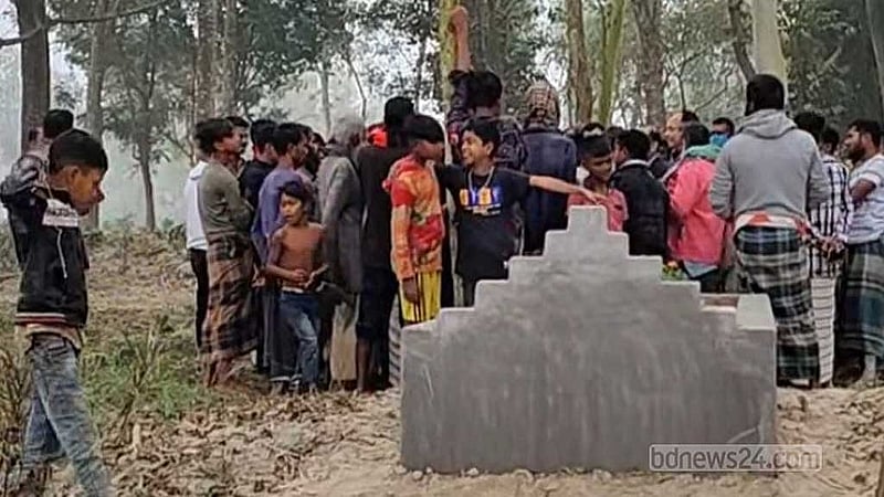 সিরাজগঞ্জের রায়গঞ্জে বৈষম্যবিরোধী ছাত্র আন্দোলনে নিহত নজরুল ইসলামের কবর।