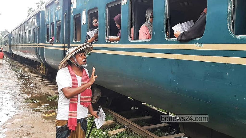 গম্ভীরা পরিবেশনে উলফাতুর রহমান রাকিব।