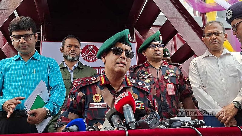 সুন্দরবনে নতুন ভাসমান বিওপি উদ্বোধন শেষে সাংবাদিকদের বিভিন্ন প্রশ্নের উত্তর দেন বিজিবি মহাপরিচালক (ডিজি) মেজর জেনারেল মোহাম্মদ আশরাফুজ্জামান সিদ্দিকী।
