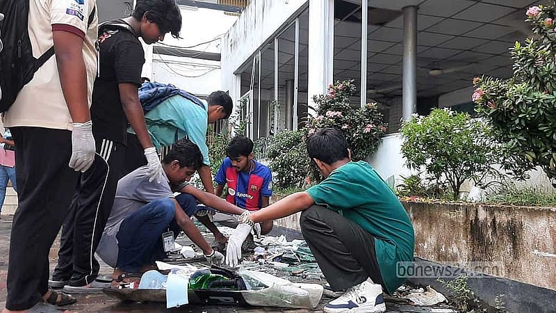 সদরঘাট থানায় পরিচ্ছন্নতার কাজ করছে এক দল শিক্ষার্থী