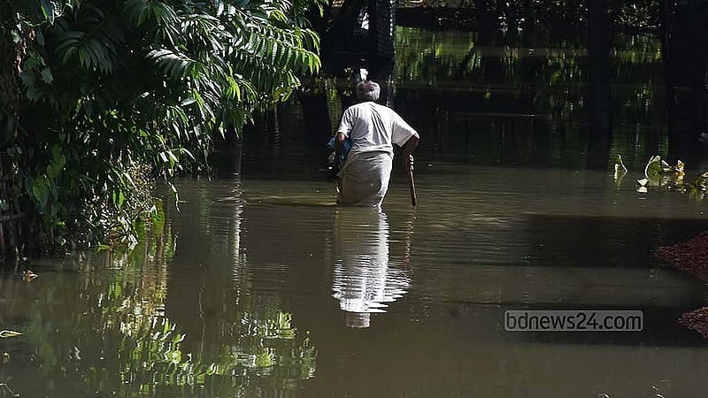 ফেনীর সদর উপজেলার বিরলী বাজার ও আশপাশের গ্রামে এখনও পানি আর পানি। এই বন্যায় সেখানে খুব কষ্টে আছেন প্রবীণরা। বৃহস্পতিবার সুমন বাবুর তোলা ছবি।