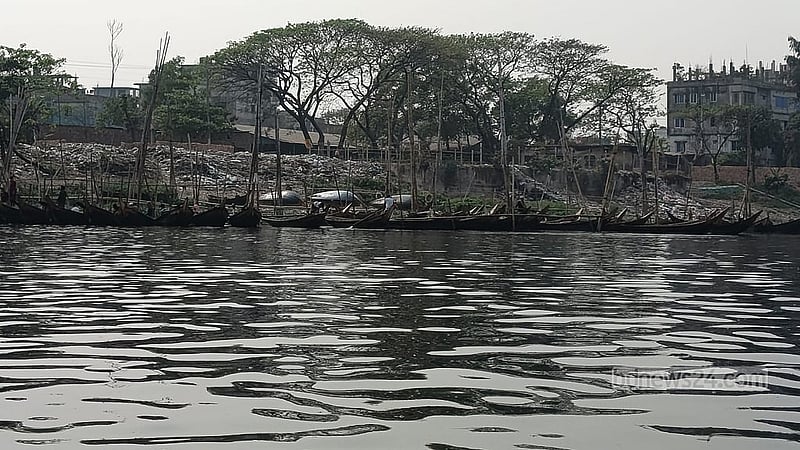ঢাকার প্রাণ বুড়িগঙ্গার এখন এই হাল। 