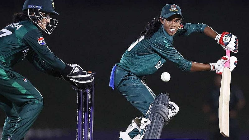 ব্যাট ও বল হাতে বাংলাদেশের জয়ের নায়ক স্বর্ণা আক্তার। ছবি: বিসিবি ফেইসবুক