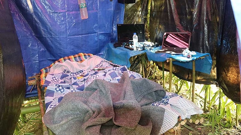 সন্ত্রাসী আস্তানায় থাকার জায়গা। 