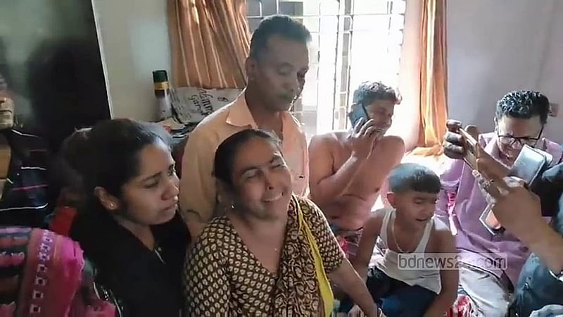 পল মজুমদার ও অনিতা বৈদ্য দম্পতির একমাত্র ছেলে পিয়াস মজুমদারকে হত্যা করায় স্বজনদের আহাজারি।