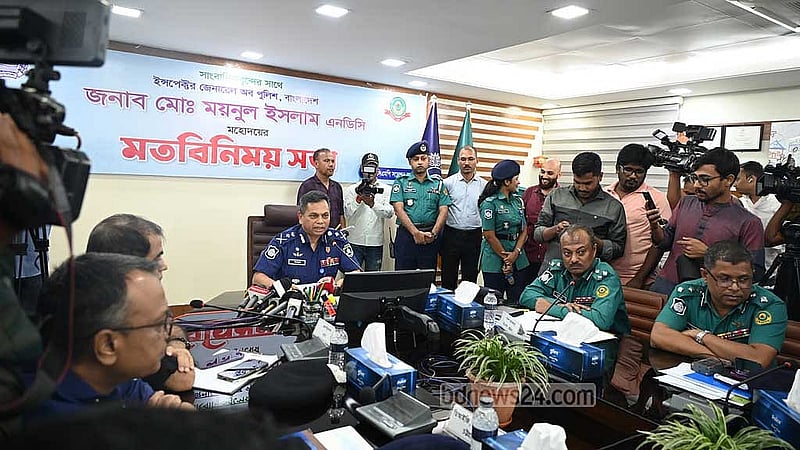 চট্টগ্রাম মহানগর পুলিশের সদরদপ্তরে সাংবাদিকদের মুখোমুখি পুলিশ প্রধান মো. ময়নুল ইসলাম।