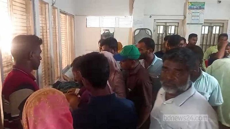 নাটোরের সদর হাসপাতালে সড়ক দুর্ঘটনায় নিহতের স্বজনদের ভিড়। 