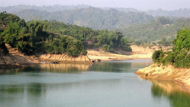 আমাদের নৌকা ভিড়ে লালা টি স্টেটের ঘাটে। সবাই তখন ঝাঁপিয়ে পড়ে তীরের বালির ওপর, ছবি: লেখক।