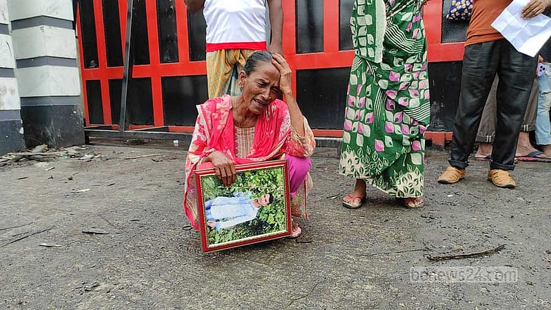 ছেলে আলী নূরের ছবি হাতে কারখানার সামনে বসে আহাজারি করছিলেন তার বৃদ্ধ মা লিলি বেগম৷