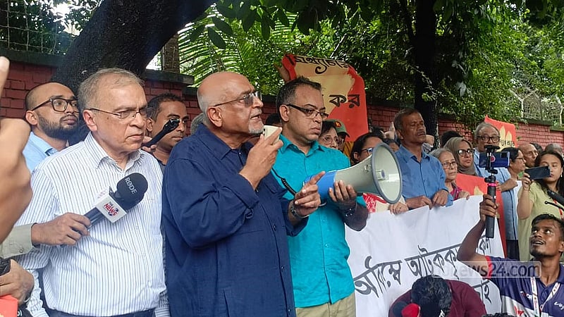 কোটা আন্দোলনে সহিংসতার পর গ্রেপ্তার সবার মুক্তির দাবিতে ঢাকা মহানগর গোয়েন্দা কার্যালয়ে বিক্ষুব্ধ নাগরিক সমাজের ব্যানারে মানববন্ধনে অংশগ্রহণকারীরা।