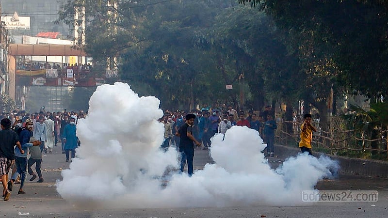 ধানমন্ডি ৩২ নম্বরে সোমবার পুলিশ ও ছাত্রজনতার সংঘর্ষ ছড়িয়ে যায় কলাবাগান ফুটব্রিজ পর্যন্ত।
