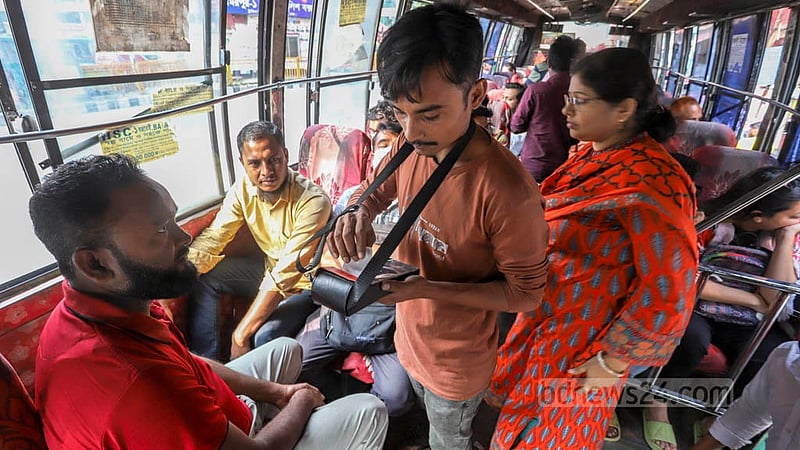 ই-টিকেটের মাধ্যমে ভাড়া আদায়ের জন্য এরই মধ্যে ১২০টি পিওএস মেশিন কেনা হয়েছে। ফাইল ছবি