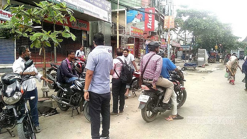 ২০২২ সালে মেট্রোরেল চালুর পর থেকে এই পথে যাত্রী সঙ্কটে বাসের সংখ্যা কমতে থাকে; এখনও যাত্রীর তুলনায় বাস কম থাকায় যাতায়াতে আরও ভুগতে হচ্ছে।