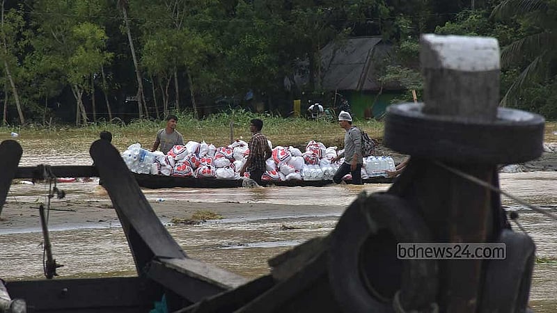 বানভাসিদের জন্য ত্রাণের সঙ্গে যে পরিমাণ সুপেয় পানি পৌঁছানো হচ্ছে, তা মানষের প্রয়োজন মেটাতে পারছে না।
