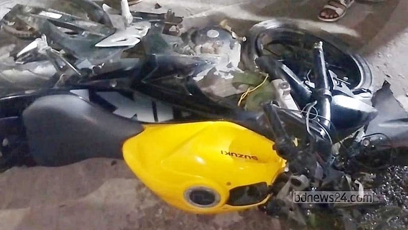 চাঁদপুর শহরে সংঘর্ষে ব্যাটারিচালিত রিকশা ও মোটরসাইকেল দুমড়ে-মুচড়ে যায়।