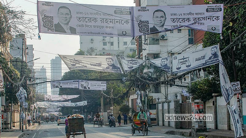 ঢাকা-১৭ আসনের বনানী এলাকায় প্রার্থীদের প্রচার ব্যানার। ছবি: আব্দুল্লাহ আল মমীন