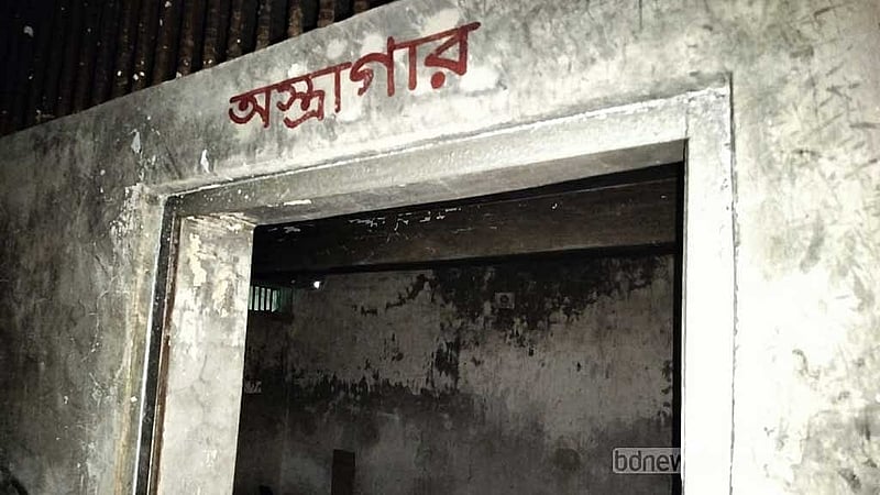 থানায় হামলার সময় লুট হয় অস্ত্রাগারও। এখনও উদ্ধার করা যায়নি অস্ত্র।