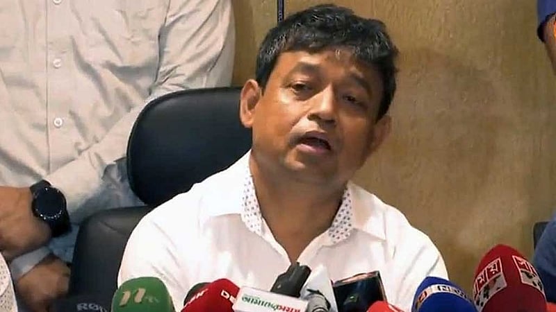 সংসদ সদস্য আনোয়ারুল আজীম হত্যা নিয়ে শনিবার সংবাদ সম্মেলনে ঢাকা মহানগর গোয়েন্দা পুলিশের অতিরিক্ত কমিশনার হারুন অর রশীদ।