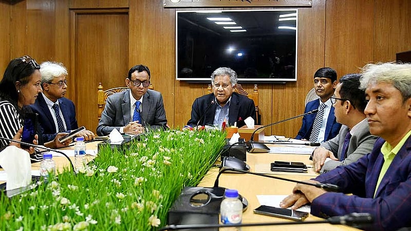 শ্রম মন্ত্রণালয়ে সরকার, কারখানা মালিক ও শ্রমিক প্রতিনিধিদের বৈঠক। ছবি: পিআইডি