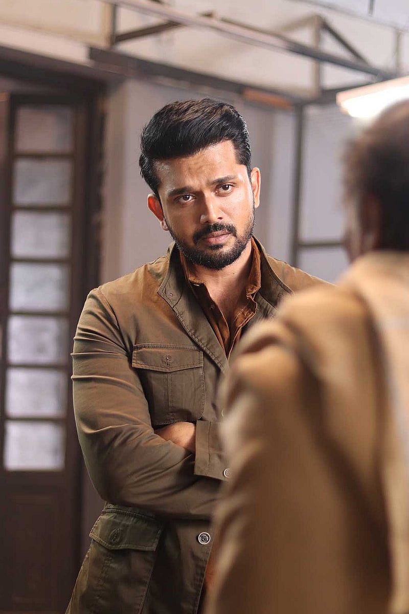 অল্প বয়সীদের সোশাল মিডিয়া ব্যবহারের আসক্তি থেকে বিপদে জড়িয়ে পড়ার গল্প নিয়ে তৈরি হয়েছে এই সিনেমাটি।পাশাপাশি একটি অদৃশ্য চক্রের কথাও উঠে এসেছে।