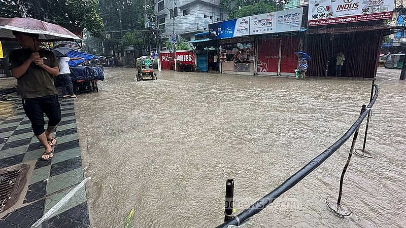 নগরীর তিন পোলের মাথা এলাকায় বৃষ্টিতে জলাবদ্ধতার সৃষ্টি হয়। প্রায় হাঁটু সমান পানি ডিঙিয়ে সেখানে চলাচল করছিল রিকশাসহ সব রকমের যানবাহন।