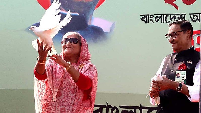 সোহরাওয়ার্দী উদ্যানে আওয়ামী লীগের প্রতিষ্ঠাবার্ষিকীর সমাবেশে পায়রা অবমুক্ত করেন দলের সভাপতি প্রধানমন্ত্রী শেখ হাসিনা।
