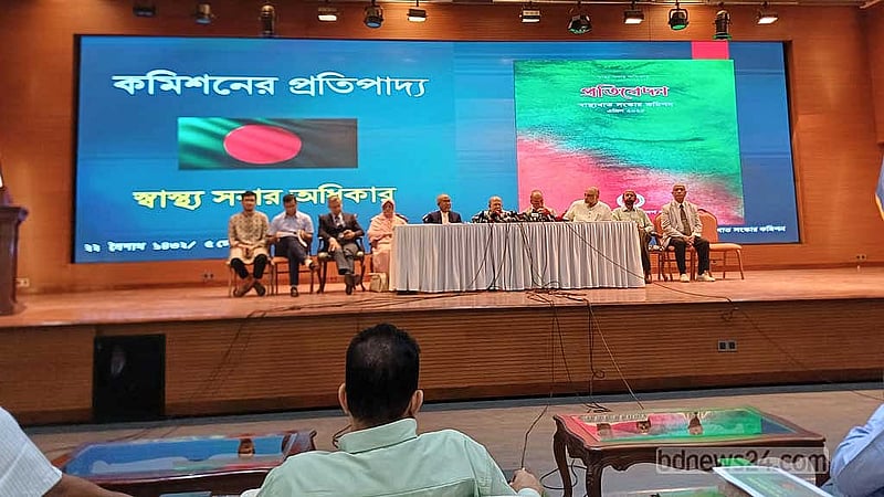 স্বাস্থ্য সংস্কার কমিশনের প্রতিবেদন সোমবার প্রধান উপদেষ্টা মুহাম্মদ ইউনূসের কাছে হস্তান্তরের পর বাংলাদেশ ফরেন সার্ভিস একাডেমিতে সংবাদ সম্মেলনে কমিশনের সদস্যরা।