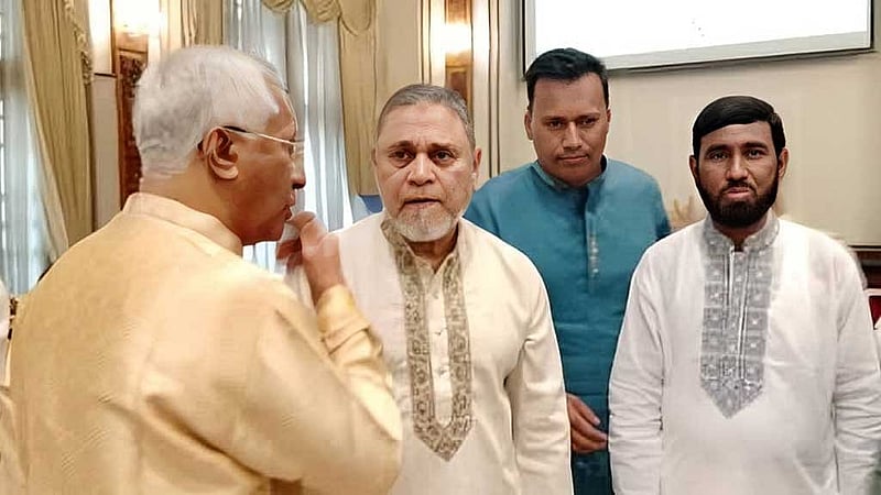 রাষ্ট্রপতির আমন্ত্রণে বঙ্গভবনে যান প্রধান নির্বাচন কমিশনার এ এম এম নাসির ও নির্বাচন কমিশনের সচিব আখতার আহমেদ।