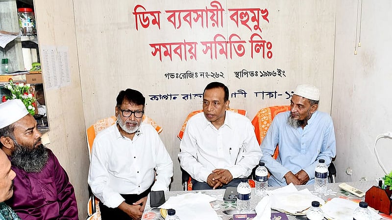 কাপ্তানবাজার পরিদর্শনে গিয়ে ব্যবসায়ী নেতাদের সঙ্গে মতবিনিময়ও করেন এফবিসিসিআই প্রশাসক।
