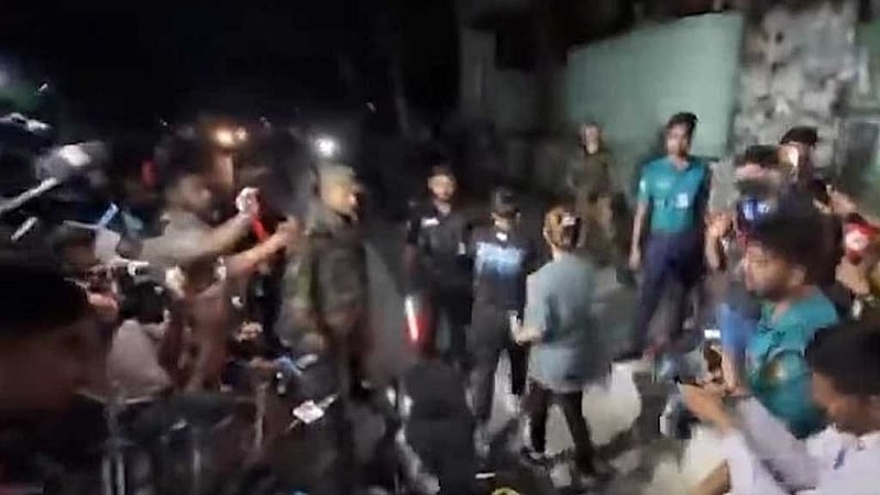 হাতিরঝিলে তল্লাশি চৌকিতে সাংবাদিকদের সামনে বিব্রতকর অবস্থায় পড়ে সরে যান দুই তরুণী। তারপরও তাদের পিছু নেন সাংবাদিকরা। ছবিটি ফেইসবুকে ছড়িয়েছে।