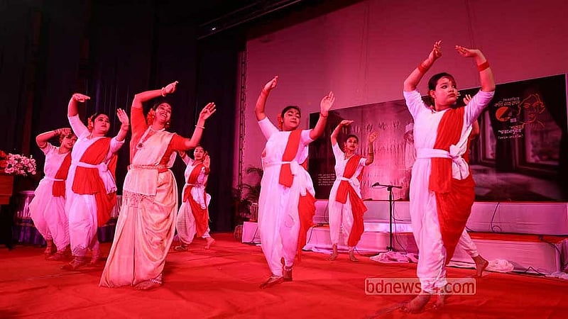নজরুলের শতবর্ষ স্মরণ অনুষ্ঠানে নৃত্য পরিবেশন করেন শিল্পীরা।