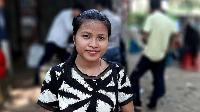চারুকলা বিভাগের ছাত্রী নেউমা মারমা।