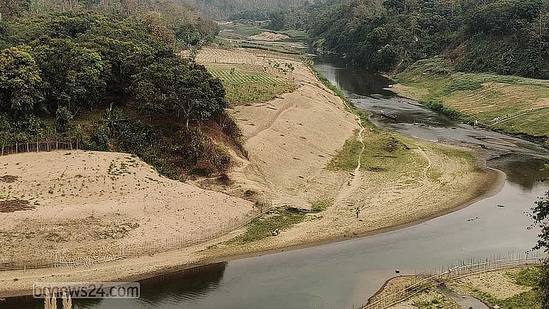 কুরুকপাতা বাজার পাড়া এলাকায় মাতামুহুরী নদী।