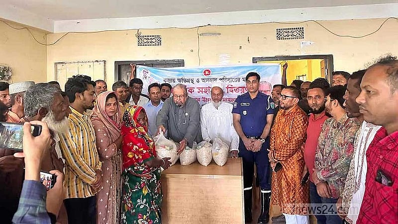 বৃহস্পতিবার গোয়াইনঘাটের নন্দিরগাঁও ইউনিয়নে শুকনো খাবার বিতরণ করেন সিলেট-৪ আসনের সংসদ সদস্য ইমরান আহমেদ।