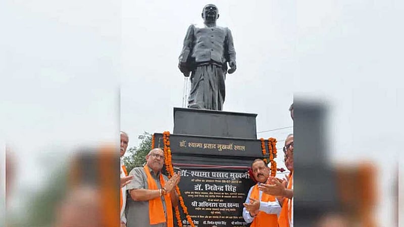 কলকাতার এসপি মুখার্জি রোডে শ্যামা প্রসাদ মুখোপাধ্যায়ের ভাষ্কর্য। ছবি: এনডিটিভি