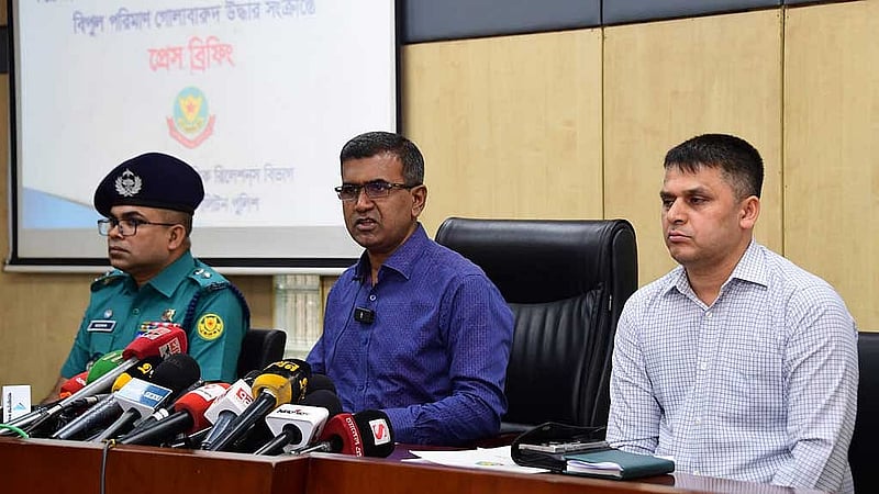 ডিএমপির মিডিয়া সেন্টারে আয়োজিত সংবাদ সম্মেলনে গ্রেপ্তার ও অস্ত্র উদ্ধারের তথ্য দেয় পুলিশ।