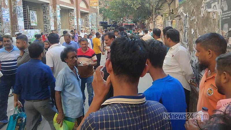 আদালতপাড়ায় মানুষের ভিড়।
