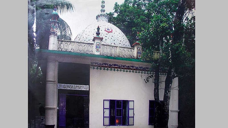 ফটিকছড়ির নাজিরহাটের মতিভাণ্ডার দরবার শরিফ একাত্তরে কার্যত একটি সাব-সেক্টর হেডকোয়ার্টারের মতো ভূমিকা পালন করেছে। 