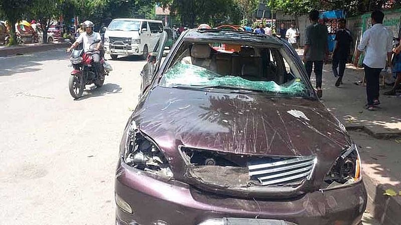 কাদের সিদ্দিকীর ভেঙে দেওয়া গাড়ি