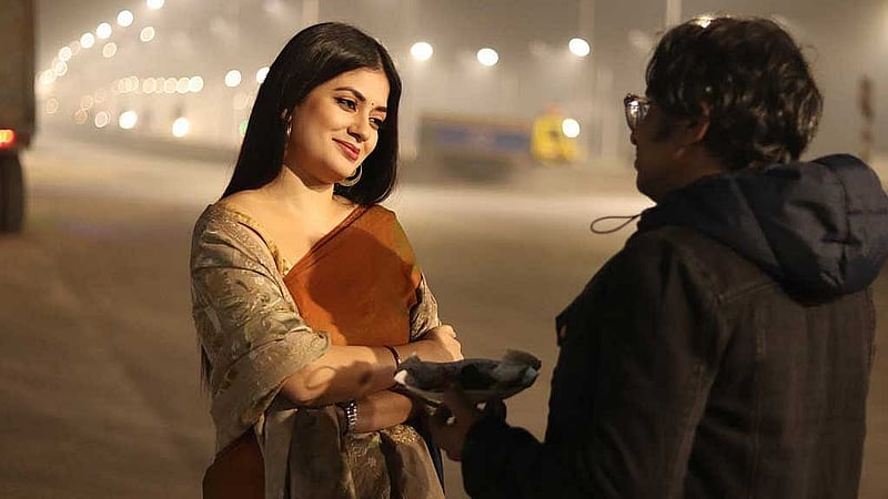 সার্টিফিকেশন বোর্ড সিনেমাটিকে ‘ইউ গ্রেডে’ ছাড়পত্র দিয়েছে। শুটিংয়ের সময় পরিচালক দৃশ্য বুঝিয়ে মন্দিরা চক্রবর্তীকে। 