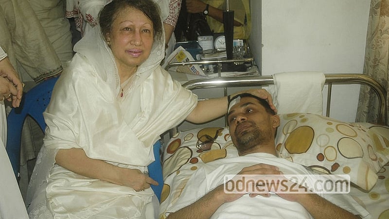 ২০০৮ সালের ১১ সেপ্টেম্বর। দেশে তখন জরুরি অবস্থা। এক বছর পর কারাগার থেকে মুক্তি পেয়ে সাবেক প্রধানমন্ত্রী খালেদা জিয়া তখনকার পিজি হাসপাতালে যান বড় ছেলে তারেক রহমানকে দেখতে।