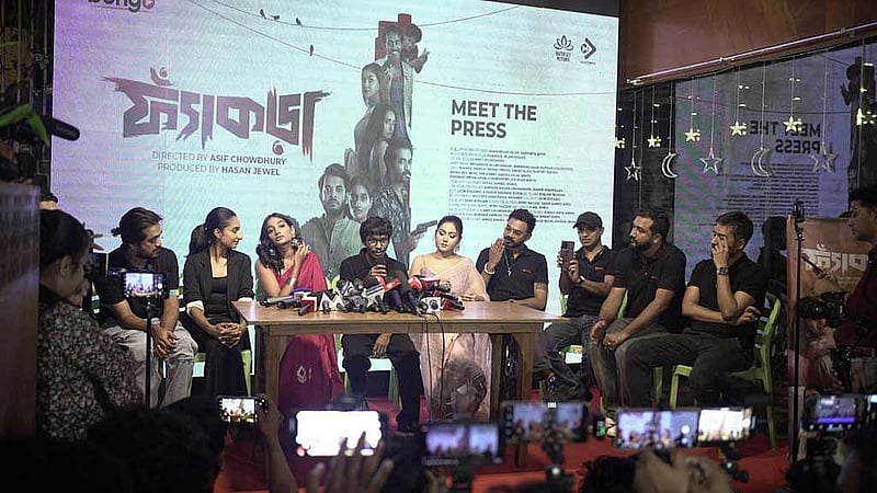 'ফ্যাঁকড়া' ওয়েব সিরিজ নিয়ে আয়োজিত সংবাদ সম্মেলনে নির্মাতা ও অভিনয়শিল্পীরা। ছবি: বঙ্গের সৌজন্যে।