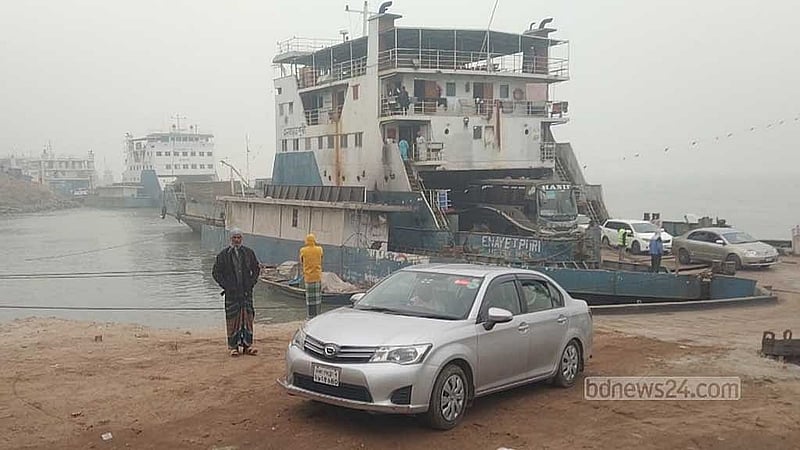 মানিকগঞ্জের পাটুরিয়া থেকে ঘাট থাকা একটি ফেরি। 