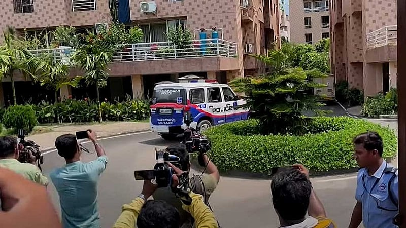 পুলিশ বলছে, নিউ টাউনের সঞ্জীভা গার্ডেনস নামের ওই অ্যাপার্টমেন্ট ব্লকের এক ফ্ল্যাটে এমপি আনারকে খুন করা হয়।