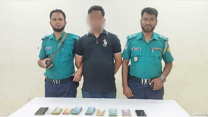সাবেক সিইসি নূরুল হককে হেনস্তা করার অভিযোগ গ্রেপ্তার স্বেচ্ছাসেবক দল উত্তরা পশ্চিম থানার সেক্রেটারি মো. হানিফকে গ্রেপ্তারের পর পুলিশে হস্তান্তর করে সেনাবাহিনী।