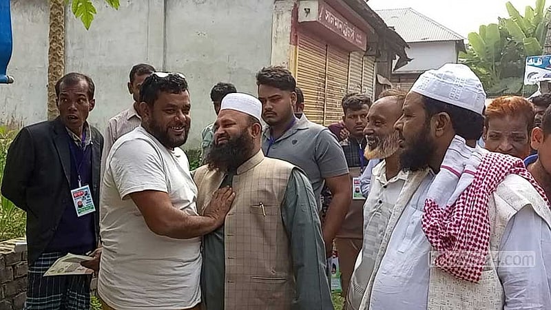 বাংলাদেশ খেলাফত মজলিসের মো. মিজানুর রহমান মোল্যা তার রিকশা প্রতীকে প্রচার চালাচ্ছেন। 