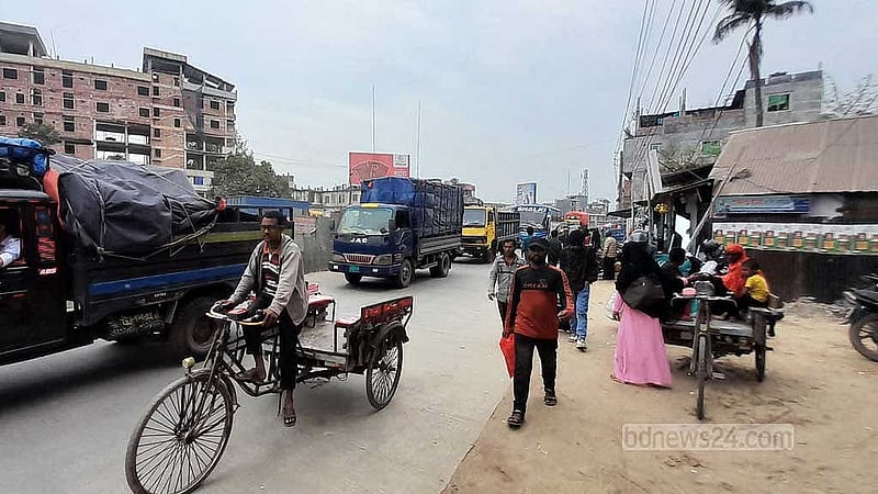 মাঝখানে ফ্লাইওভারের কাজ চলমান থাকায় সরু হয়ে যাওয়া রাস্তা। 